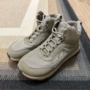 Like New! ALTRA Lone Peak hikers (mid-height hiking shoes/boots) size 7.5